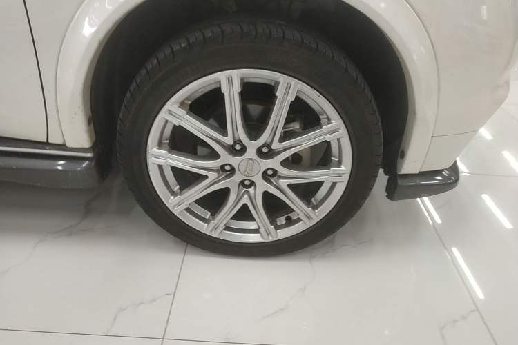 Used Infiniti ESQ 2014 1.6L Spontaneous Edition Right Front Wheel Hub