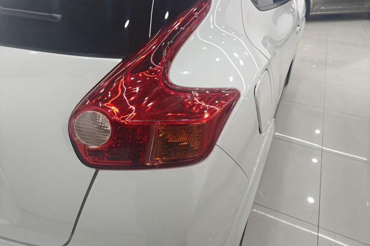 Used Infiniti ESQ 2014 1.6L Spontaneous Edition Right Rear Taillight