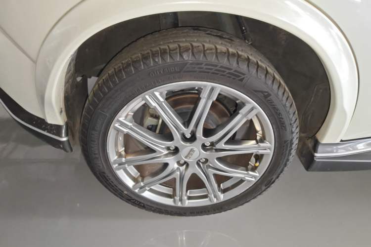 Used Infiniti ESQ 2014 1.6L Spontaneous Edition Right Rear Wheel Hub