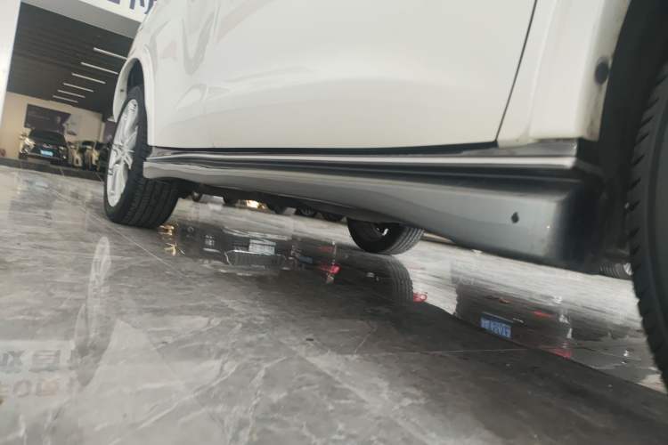 Used Infiniti ESQ 2014 1.6L Spontaneous Edition Right Side Sill