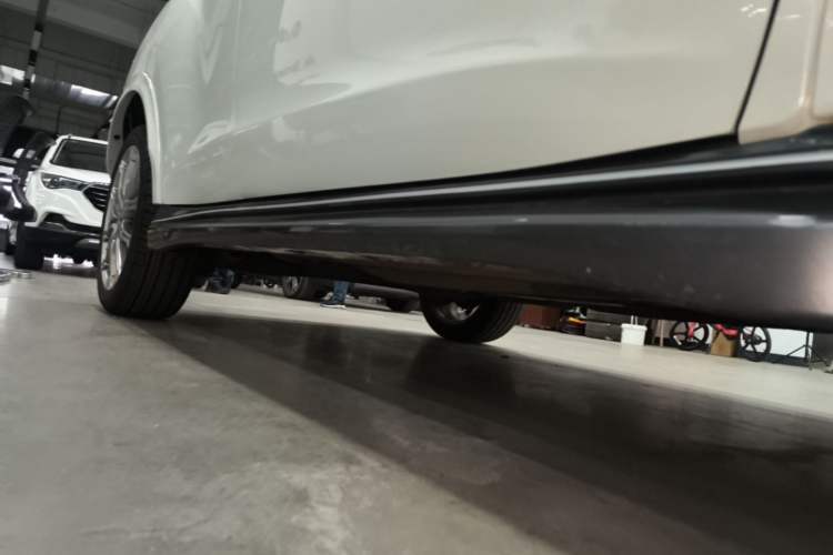Used Infiniti ESQ 2014 1.6L Spontaneous Edition Right Side Sill