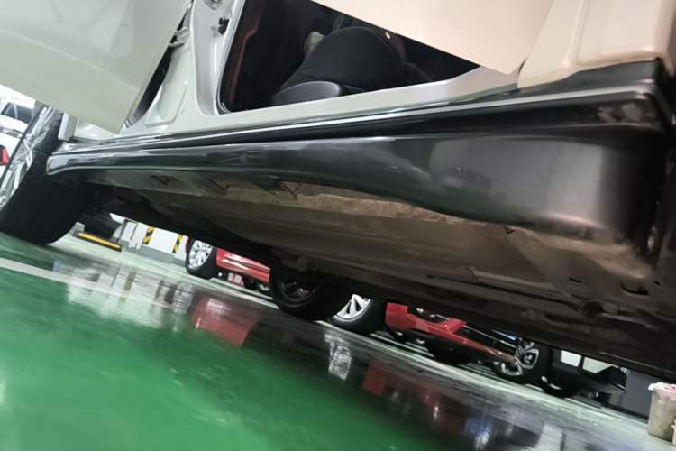 Used Infiniti ESQ 2014 1.6L Spontaneous Edition Right Side Sill