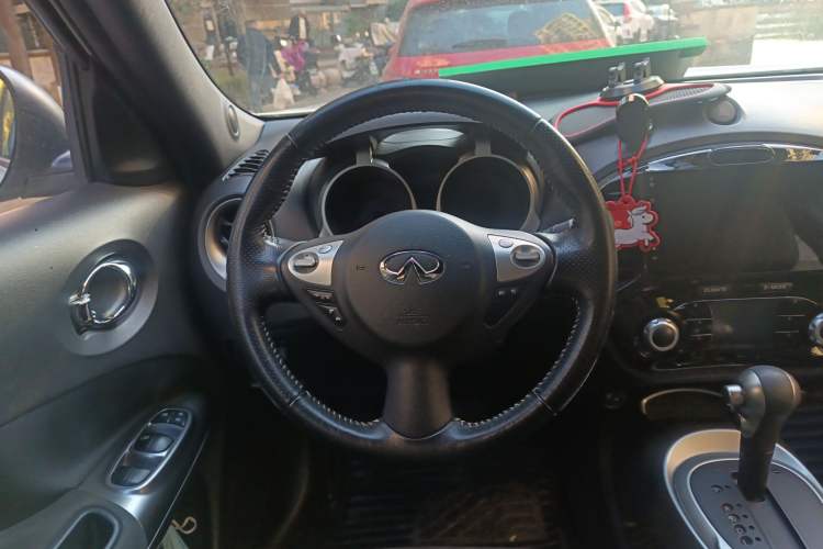 Used Infiniti ESQ 2014 1.6L Spontaneous Edition Steering Wheel
