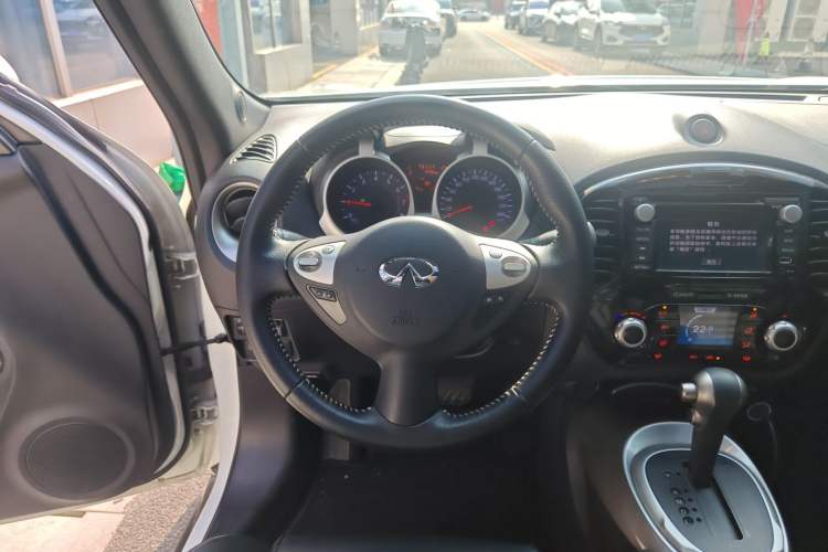 Used Infiniti ESQ 2014 1.6L Luxury Edition Steering Wheel