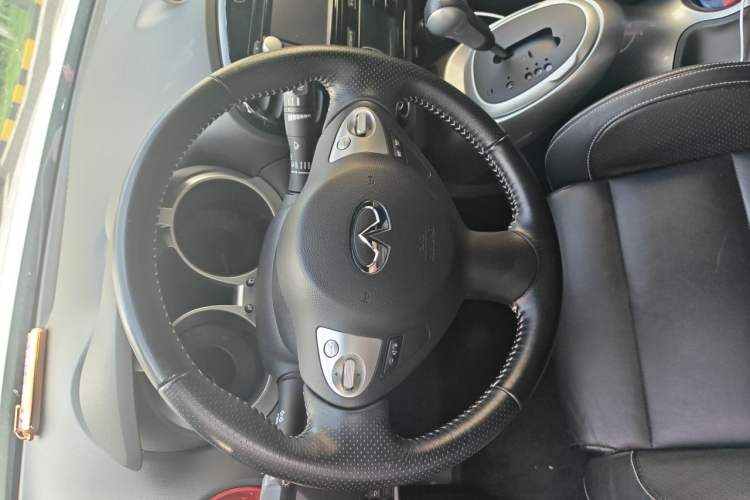 Used Infiniti ESQ 2014 1.6T Dynamic Edition Steering Wheel