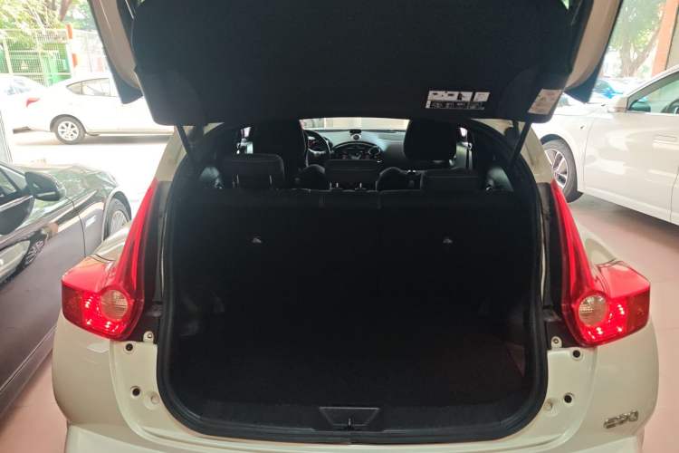 Used Infiniti ESQ 2014 1.6L Spontaneous Edition Trunk