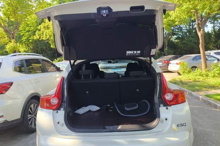 Used Infiniti ESQ 2014 1.6L Spontaneous Edition Trunk