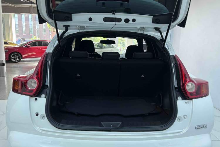 Used Infiniti ESQ 2014 1.6L Spontaneous Edition Trunk