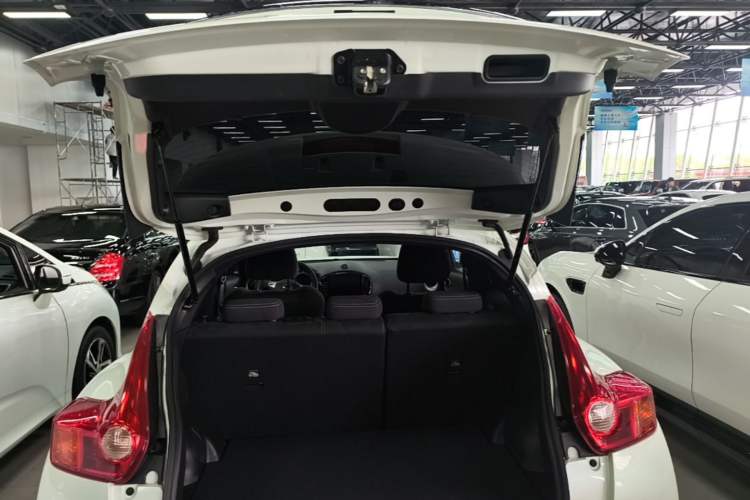 Used Infiniti ESQ 2014 1.6L Spontaneous Edition Trunk