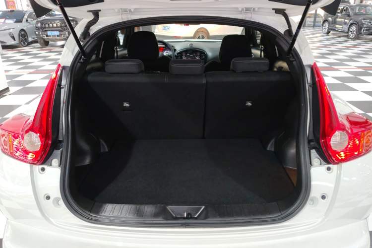 Used Infiniti ESQ 2014 1.6L Spontaneous Edition Trunk