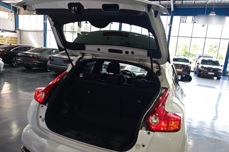 Used Infiniti ESQ 2014 1.6L Spontaneous Edition Trunk