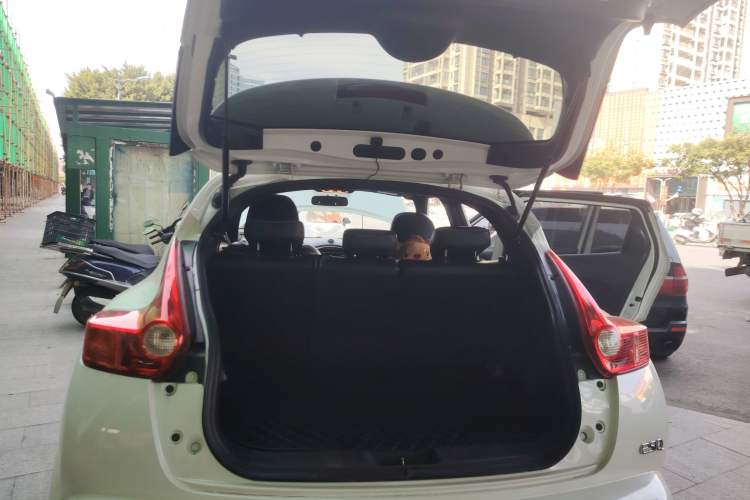 Used Infiniti ESQ 2014 1.6L Spontaneous Edition Trunk
