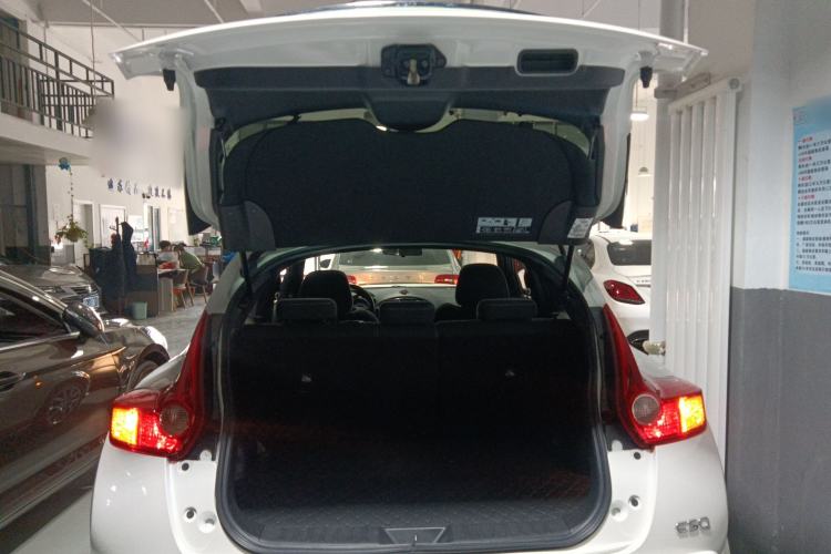 Used Infiniti ESQ 2014 1.6L Spontaneous Edition Trunk