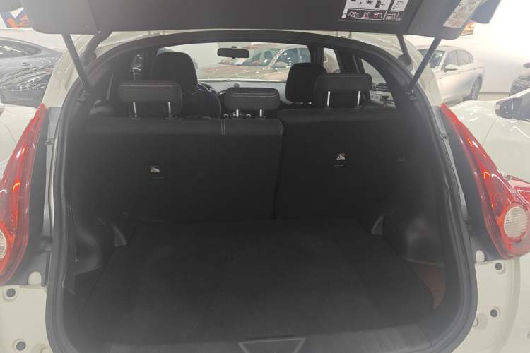 Used Infiniti ESQ 2014 1.6L Spontaneous Edition Trunk