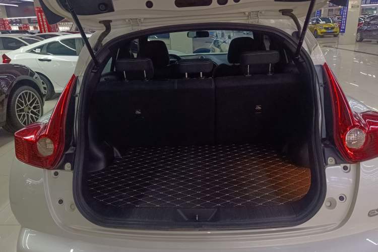Used Infiniti ESQ 2014 1.6L Spontaneous Edition Trunk