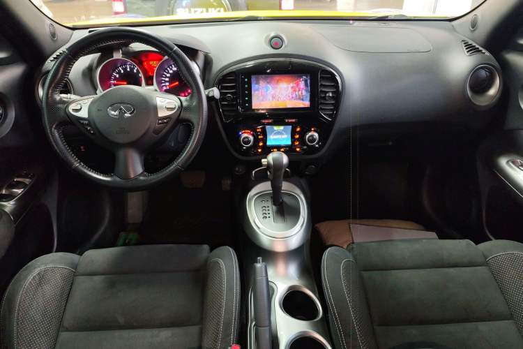 Used Infiniti ESQ 2014 1.6L Spontaneous Edition Center Console