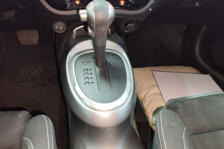 Used Infiniti ESQ 2014 1.6L Spontaneous Edition Gear Lever