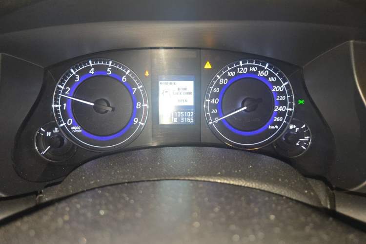 Used Infiniti EX 2011 EX25 Luxury Edition Odometer Close Up