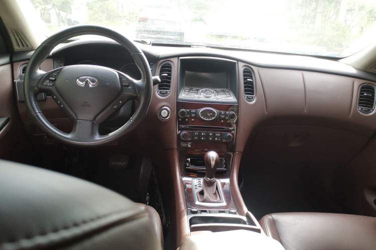 Used Infiniti EX 2011 EX25 Luxury Edition Center Console