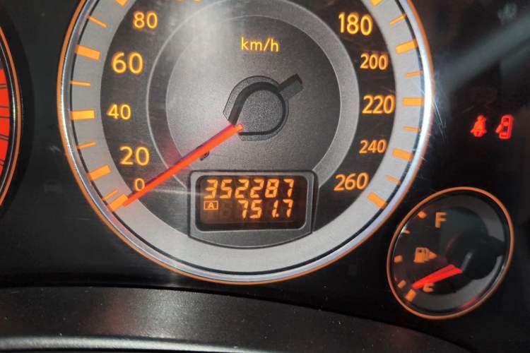Used Infiniti FX 2007 FX35 Supreme Edition Odometer Close Up