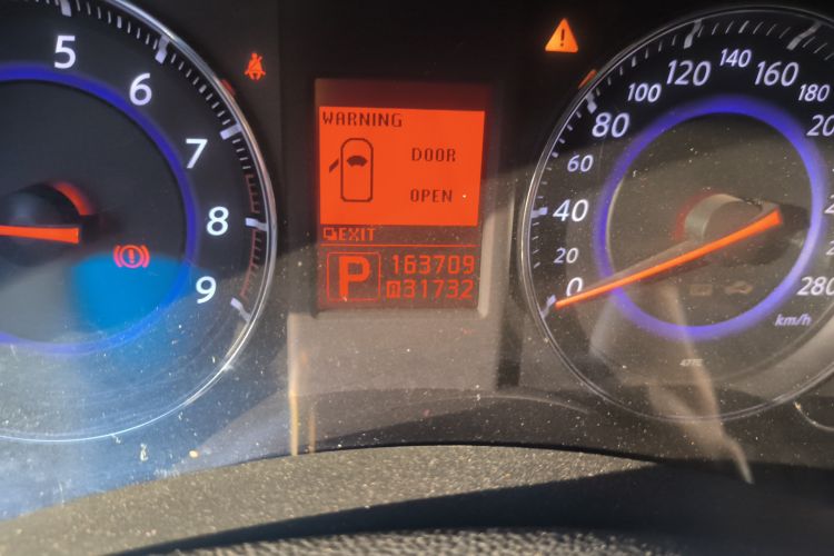 Used Infiniti FX 2009 FX35 Standard Edition Odometer Close Up