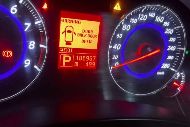 Used Infiniti FX 2009 FX35 Ultimate Edition Odometer Close Up