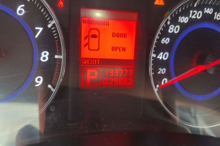 Used Infiniti FX 2010 FX35 Standard Edition Odometer Close Up
