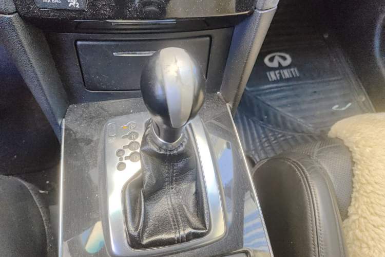Used Infiniti FX 2010 FX35 Ultimate Edition Gear Lever