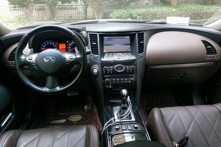 Used Infiniti FX 2010 FX35 Ultimate Edition Center Console