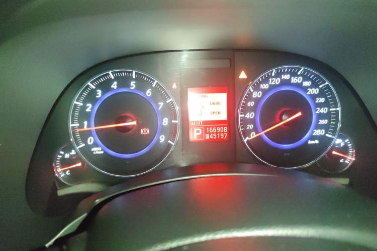 Used Infiniti FX 2010 FX35 Ultimate Edition Odometer Close Up