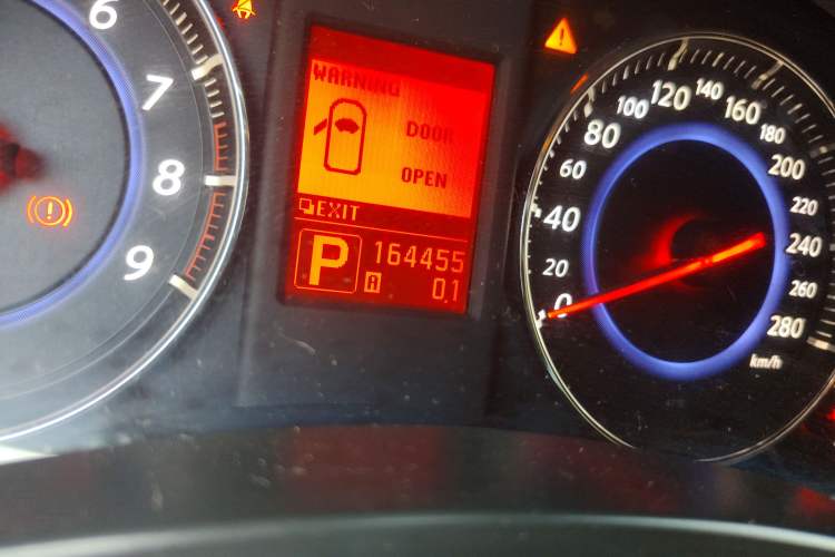 Used Infiniti FX 2010 FX35 Standard Edition Odometer Close Up