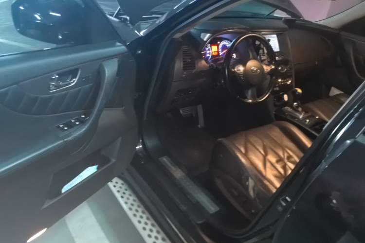 Used Infiniti FX 2011 FX35 Supreme Edition Interior 3