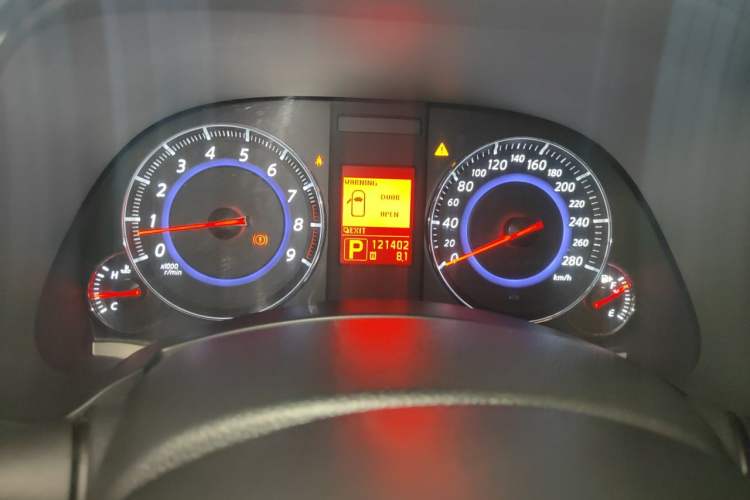 Used Infiniti FX 2011 FX35 Standard Edition Odometer Close Up