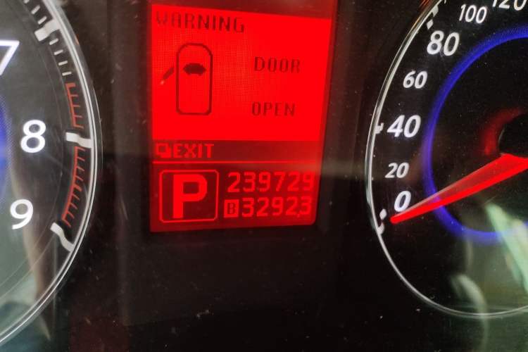 Used Infiniti FX 2011 FX35 Standard Edition Odometer Close Up