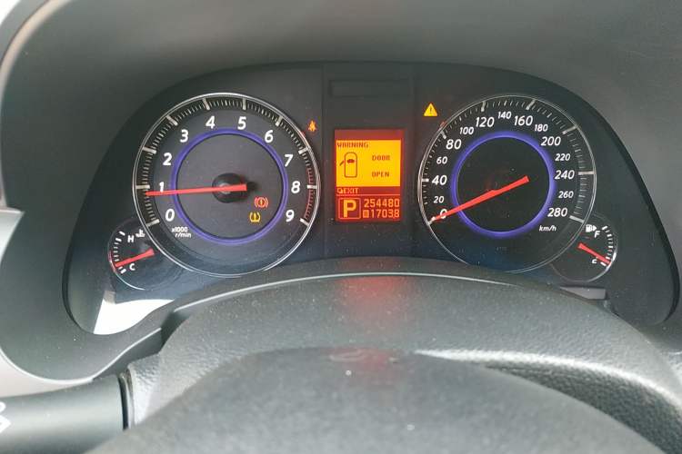 Used Infiniti FX 2011 FX35 Standard Edition Odometer Close Up
