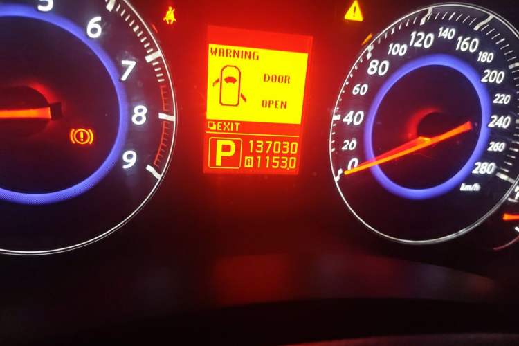 Used Infiniti FX 2011 FX35 Standard Edition Odometer Close Up