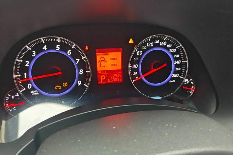 Used Infiniti FX 2011 FX35 Standard Edition Odometer Close Up