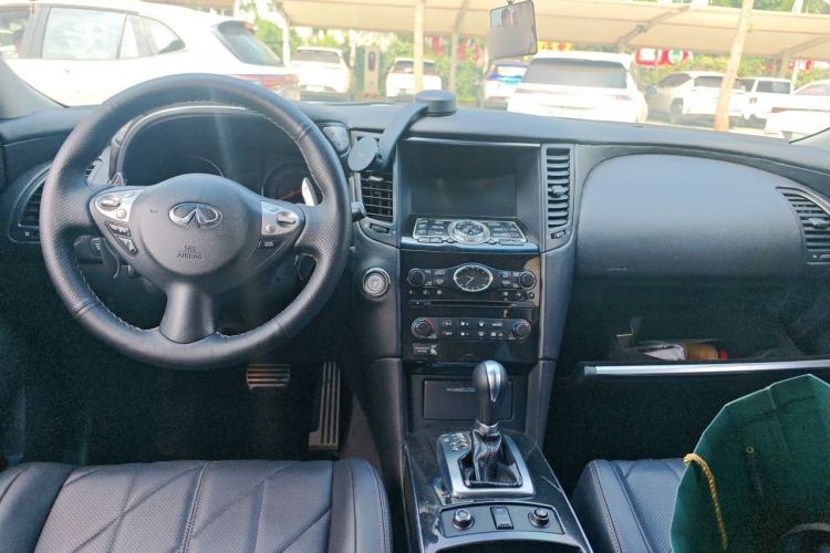 Used Infiniti FX 2011 FX35 Supreme Edition Center Console
