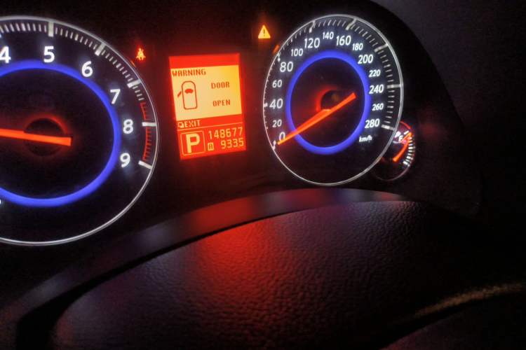 Used Infiniti FX 2011 FX35 Standard Edition Odometer Close Up