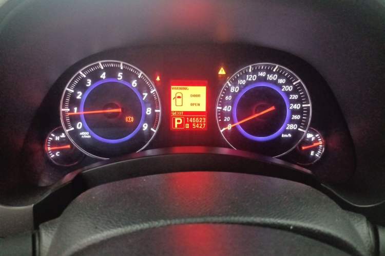 Used Infiniti FX 2011 FX35 Standard Edition Odometer Close Up