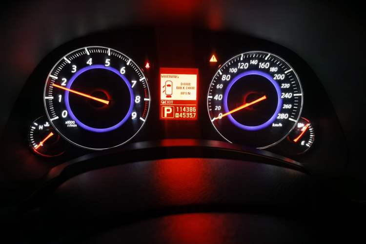 Used Infiniti FX 2011 FX35 Supreme Edition Odometer Close Up