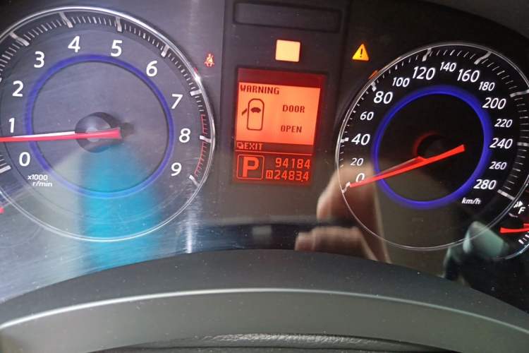 Used Infiniti FX 2011 FX35 Supreme Edition Odometer Close Up