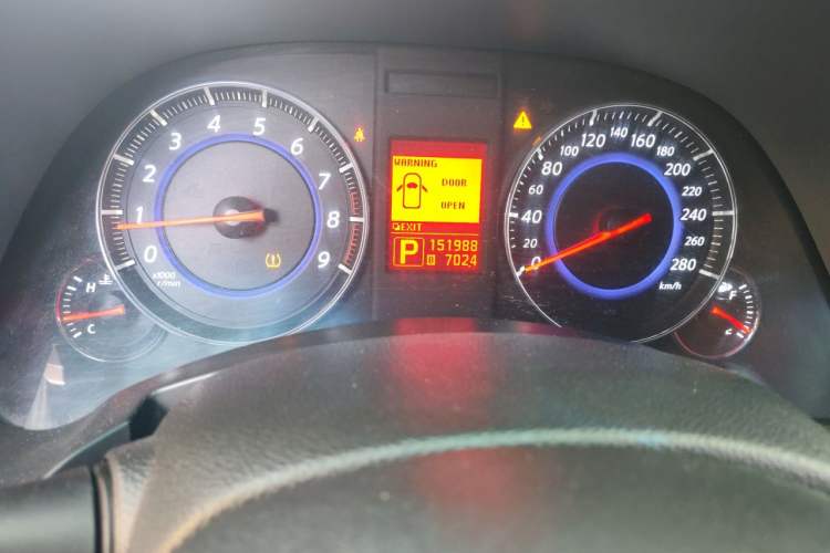 Used Infiniti FX 2011 FX35 Standard Edition Odometer Close Up