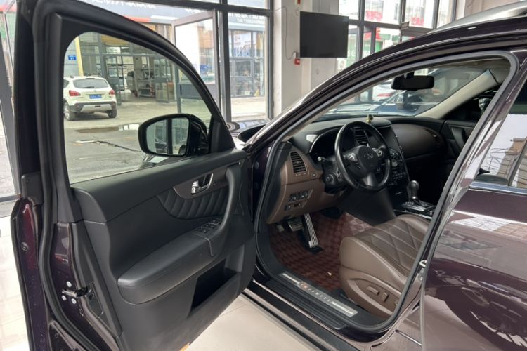 Used Infiniti FX 2013 FX37 Supreme Edition Interior 4