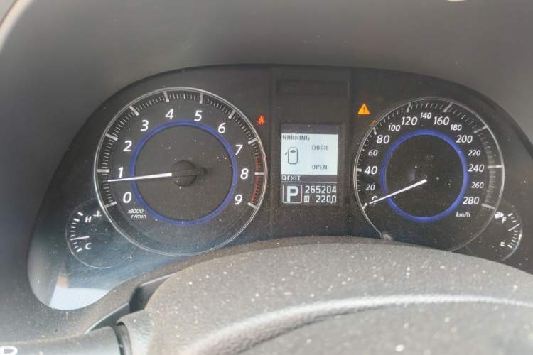 Used Infiniti FX 2013 FX37 Standard Edition Odometer Close Up