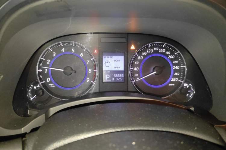 Used Infiniti FX 2013 FX37 Standard Edition Odometer Close Up
