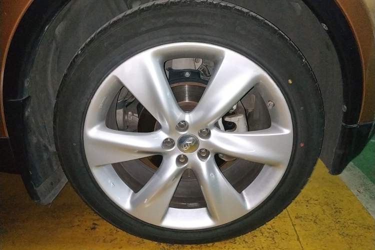 Used Infiniti FX 2013 FX37 Enhanced Upgrade Model Right Front Wheel Hub