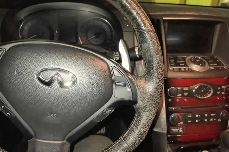 Used Infiniti G Series 2010 G37 Coupe Convertible Rosewood Edition Center Console