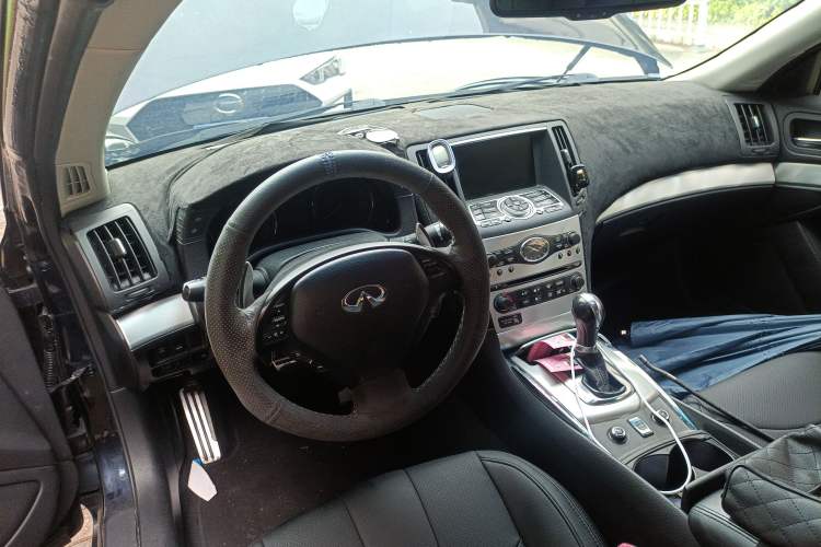 Used Infiniti G Series 2010 G37 Coupe Convertible Alloy Edition Center Console