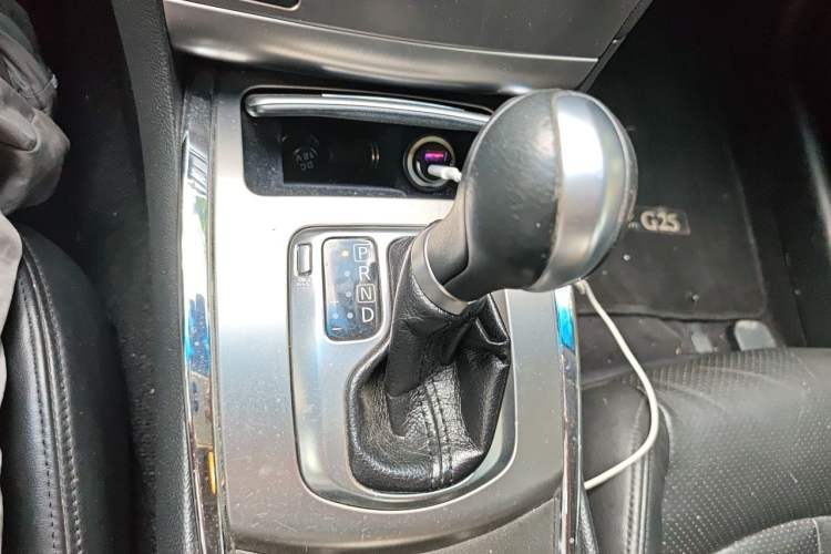 Used Infiniti G Series 2010 G25 Sedan Sport Edition Gear Lever